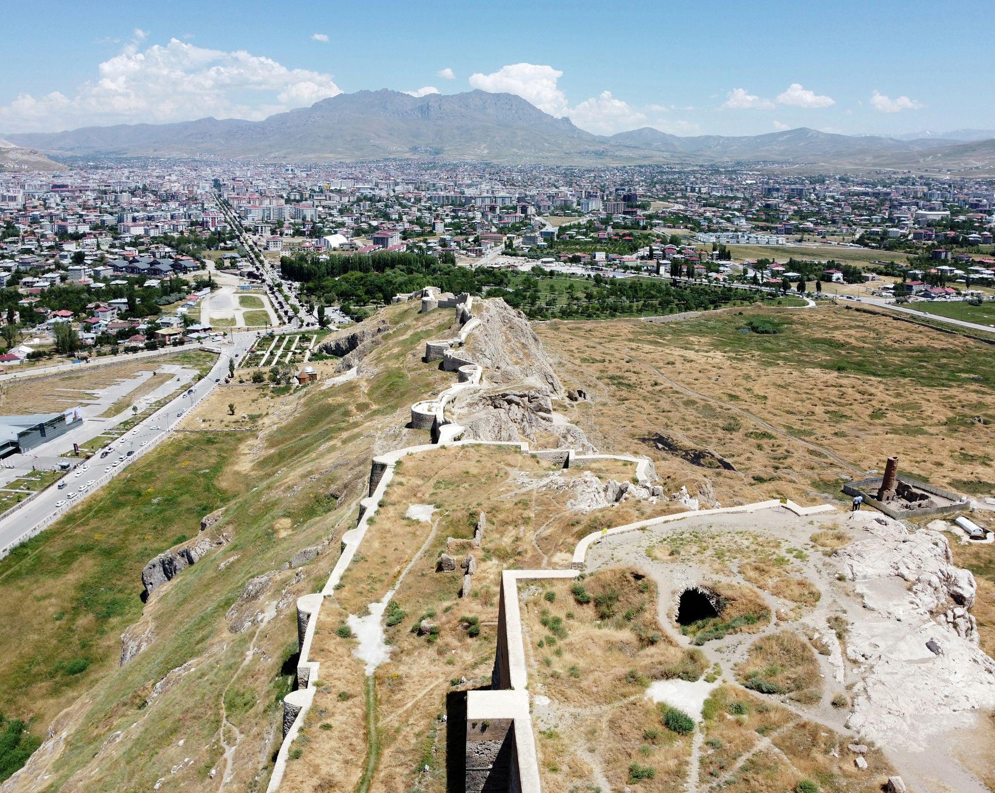 نمای قلعه تاریخی وان